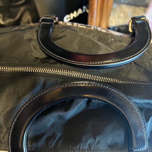 PRADA- Extra large vinyl and patent leather travel bag. - Picture 4 of 10